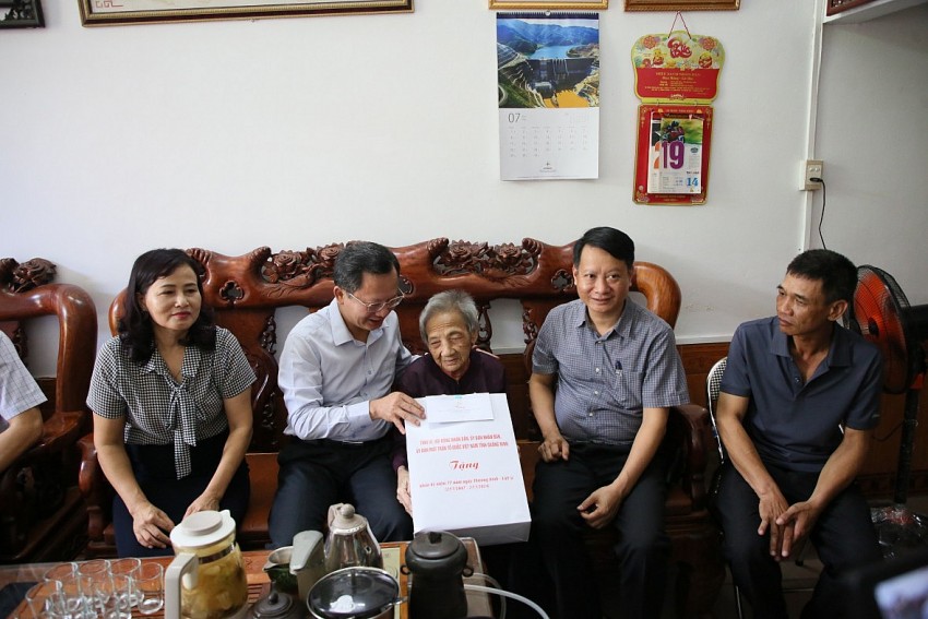 Ông Cao Tường Huy - Chủ tịch UBND tỉnh Quảng Ninh cùng đoàn công tác tặng quà tri ân mẹ Vi Thị Nguyệt.