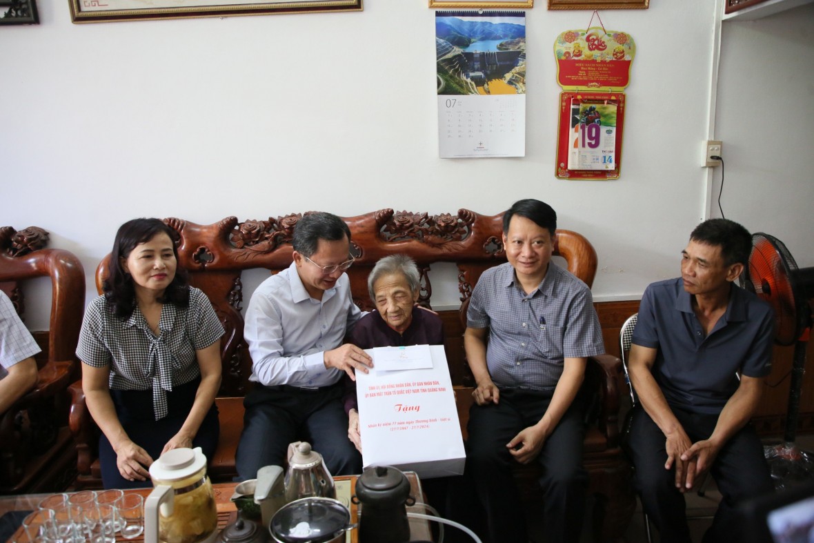 Lãnh đạo tỉnh Quảng Ninh thăm, tặng quà gia đình chính sách