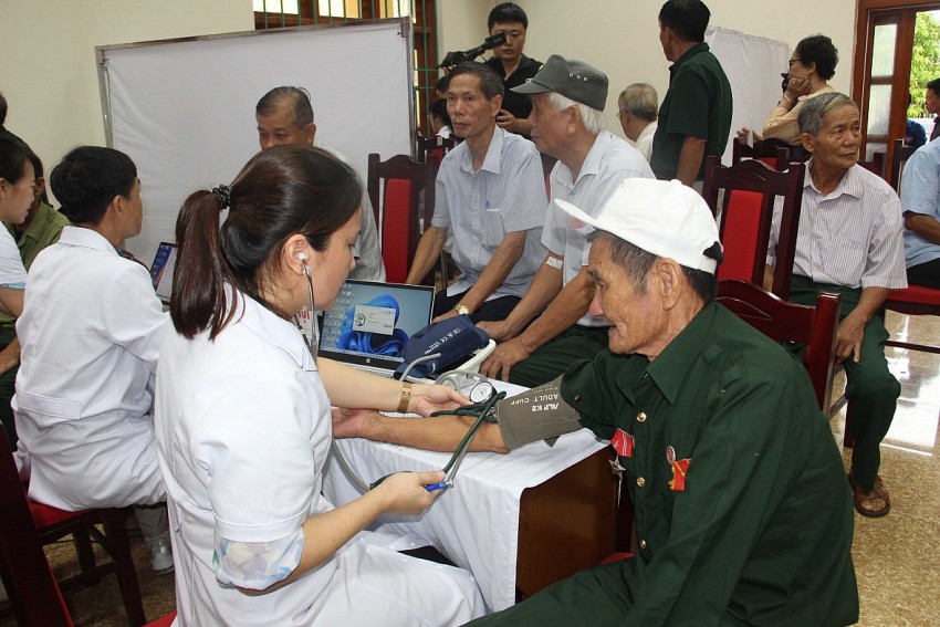 Các bác sĩ tại Trung tâm Kiểm soát bệnh tật Quảng Ninh khám bệnh cho các thương, bệnh binh và những người có công với cách mạng.