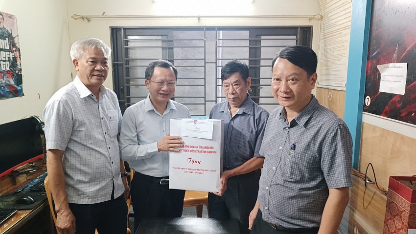 Lãnh đạo tỉnh Quảng Ninh thăm, tặng quà gia đình chính sách
