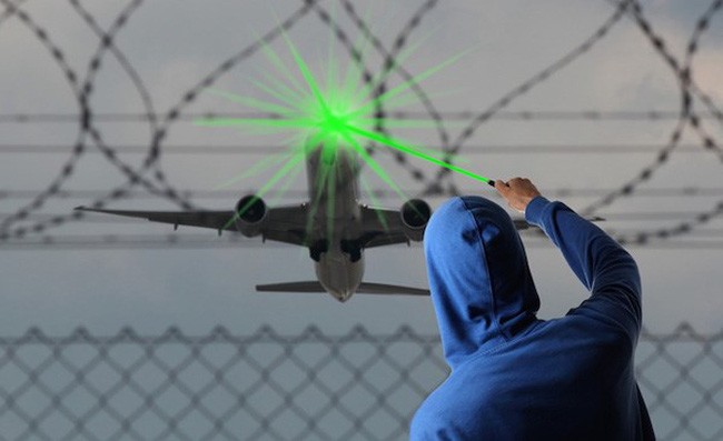 Hơn 20% vụ uy hiếp an toàn bay ở Tân Sơn Nhất do rọi đèn laser, flycam