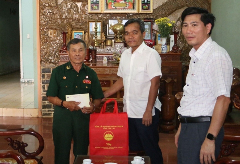 Bí thư Tỉnh uỷ Gia Lai thăm, tặng quà gia đình chính sách huyện Mang Yang