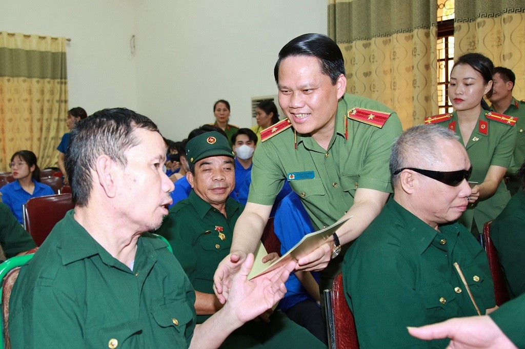 Giám đốc Công an tỉnh Nghệ An tặng quà, gửi lời tri ân sâu sắc đến các thương binh, bệnh binh và thân nhân liệt sĩ.