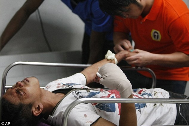 Những người bị thương đ&atilde; được đưa đến bệnh viện cấp cứu. (Ảnh: AP)