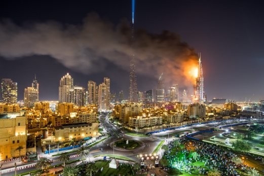 Kh&aacute;ch sạn cao cấp ở Dubai bốc ch&aacute;y lớn v&agrave;o thời điểm tiểu vương quốc n&agrave;y chuẩn bị tổ chức bắn ph&aacute;o hoa đ&oacute;n năm mới h&ocirc;m 31/12/2015 vừa qua. Ảnh:&nbsp;NST.