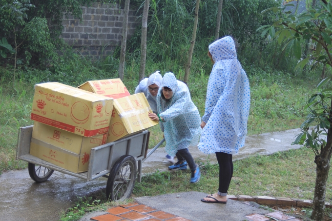 &nbsp;Mặc d&ugrave; trời mưa nhưng c&aacute;c bạn sinh vi&ecirc;n vẫn hăng say v&agrave; đầy nhiệt huyết mang m&ugrave;a đ&ocirc;ng đến c&aacute;c cho em nhỏ v&agrave; b&agrave; con d&acirc;n tộc bản Dao.&nbsp;