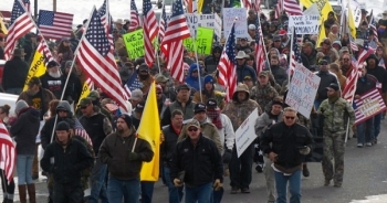 Người biểu tình có vũ trang chiếm tòa nhà liên bang ở Mỹ