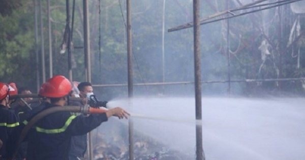 Hà Nội: Cháy lớn thiêu rụi 1.000m2 xưởng gốm Bát Tràng
