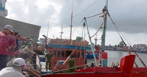 Quảng Ngãi: Đưa một ngư dân đột tử ở ngoài biển về nhà