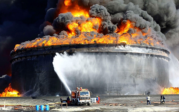 IS tấn c&ocirc;ng cảng dầu lớn nhất của Libya. (Ảnh: Telegraph)