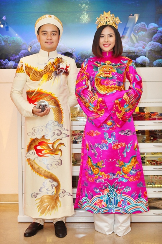 Trang phục cưới Ho&agrave;ng b&agrave;o của V&acirc;n Trang.