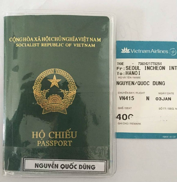 Hộ chiếu v&agrave; v&eacute; m&aacute;y bay chuyến bay VN415 của kh&aacute;ch h&agrave;ng Nguyễn Quốc Dũng.