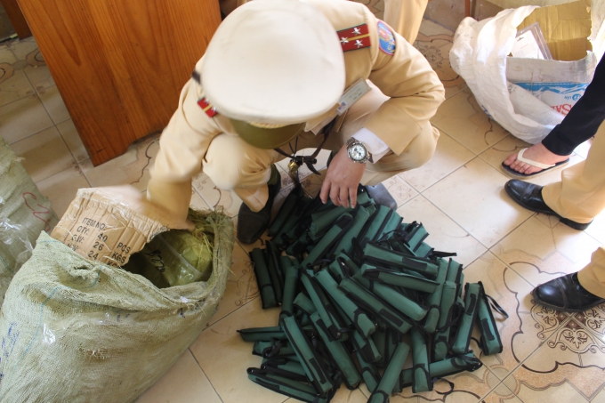 CSGT Bắc Giang đang kiểm tra số gậy sắt.