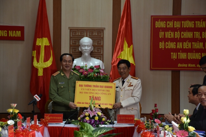 Bộ trưởng tặng (tượng trưng) C&ocirc;ng an tỉnh Quảng Nam 50 bộ m&aacute;y vi t&iacute;nh.