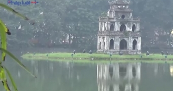 Hà Nội: Nhóm bạn trẻ thông tin "Free" bên Hồ Gươm cho du khách