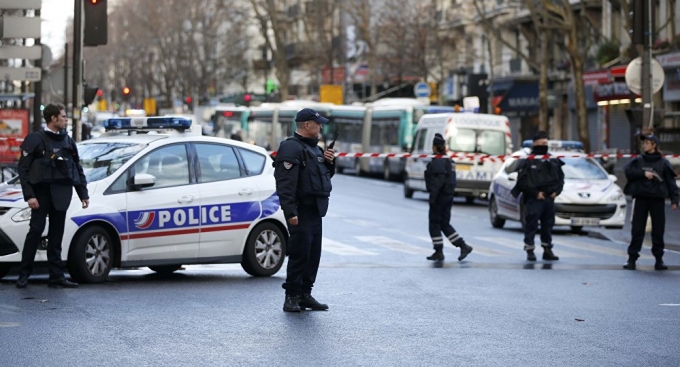 Ph&aacute;p bắn chết kẻ cầm dao tấn c&ocirc;ng đồn cảnh s&aacute;t Paris. (Ảnh: Reuters)