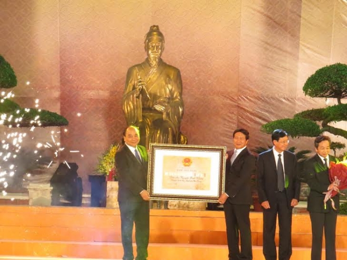 Ph&oacute; thủ tướng Nguyễn Xu&acirc;n Ph&uacute;c trao bằng xếp hạng di t&iacute;ch quốc gia đặc biệt cho đền Trạng Tr&igrave;nh