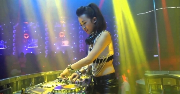 DJ Trang Moon “xõa” tại  “Red Party at Le Parc”