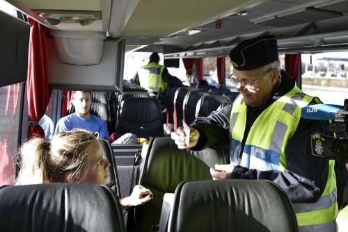 Cảnh s&aacute;t kiểm tra hộ chiếu của h&agrave;nh kh&aacute;ch tr&ecirc;n xe bu&yacute;t tại Lernacken, ph&iacute;a cầu li&ecirc;n hầm Oresund ở Thụy Điển. (Ảnh: Reuters)