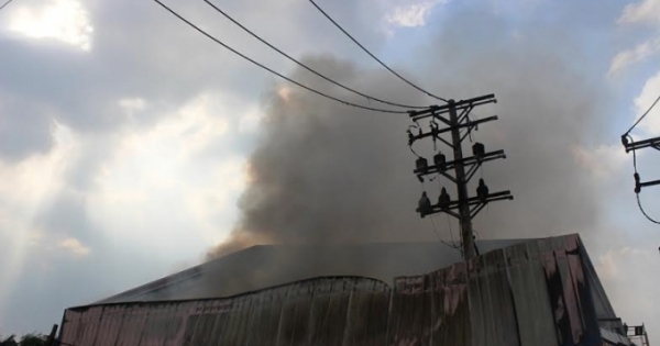 TP HCM: Cháy lớn cơ sở thực phẩm, lính cứu hỏa phá tường dập lửa