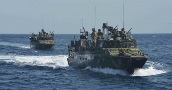 Iran bắt giữ hai tàu hải quân Mỹ