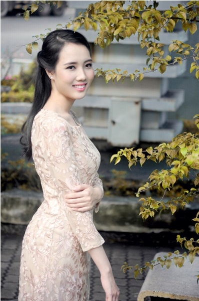 C&ocirc; được mọi người biết đến khi tham gia cuộc thi Hoa hậu Việt Nam năm 2012, sau khi kết h&ocirc;n, c&ocirc; cũng &iacute;t xuất hiện trong showbiz. Ảnh: internet.