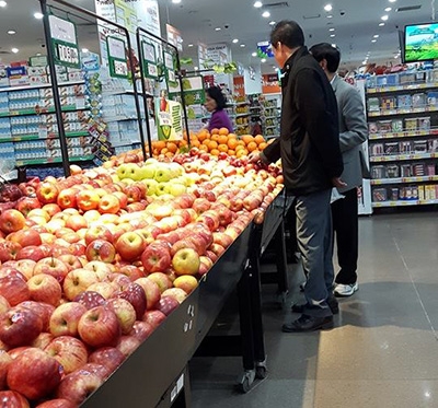 Nhiều người chọn mua hoa quả nhập khẩu về ăn, c&uacute;ng Tết&nbsp;