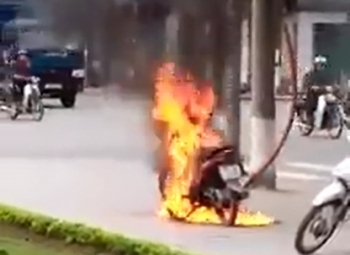 Thái Bình: Say rượu bị giữ xe, châm lửa đốt luôn xe