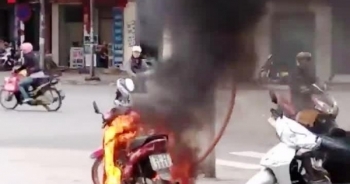 Thái Bình: Xôn xao clip đốt xe máy khi bị CSGT bắt