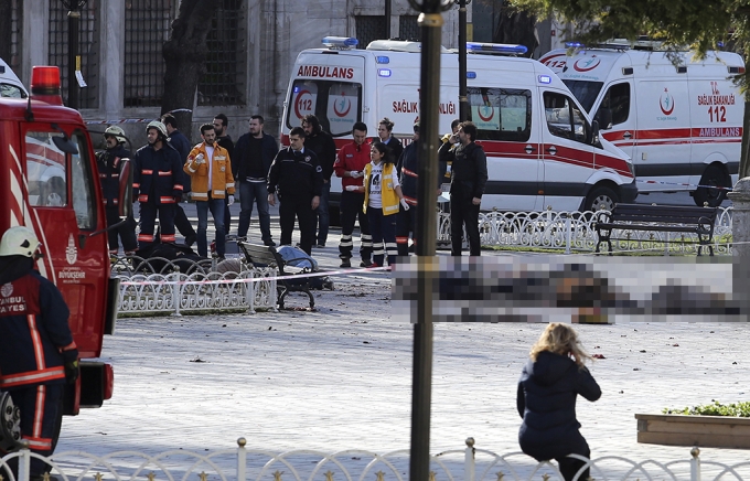 Ng&agrave;y 12/1, v&agrave;o l&uacute;c 10h 20 (theo giờ địa phương), một vụ đ&aacute;nh bom liều chết đ&atilde; xảy ra tại quảng trường Sultanahmet, th&agrave;nh phố Istanbun (Thổ Nhĩ Kỳ). (Ảnh: AP)