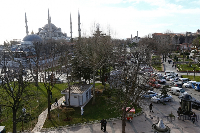 Quảng trường Sultanahmet tại th&agrave;nh phố Istanbul đ&atilde; được bảo vệ nghi&ecirc;m ngặt bởi lực lượng cảnh s&aacute;t. Ankara đ&atilde; b&aacute;o động an ninh ở mức cao nhất sau cuộc tấn c&ocirc;ng nhằm v&agrave;o th&agrave;nh phố 14 triệu d&acirc;n n&agrave;y. (Ảnh: AP)