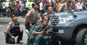 Đánh bom, nổ súng rung chuyển tại Indonesia, 6 người thiệt mạng
