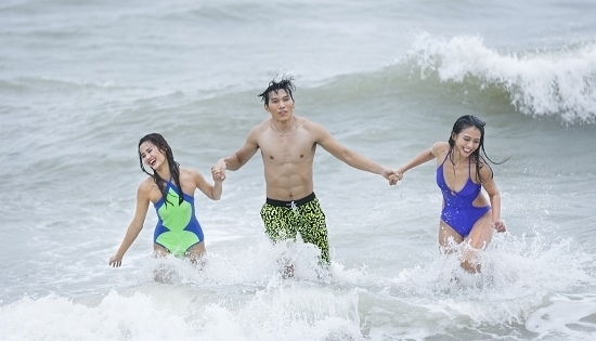 Mâu Thủy, Nguyễn Oanh và Hương Ly đọ dáng với bikini dưới nắng gắt