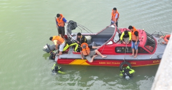 Đà Nẵng: Hàng chục cảnh sát lặn xuống sông tìm tang vật vụ án