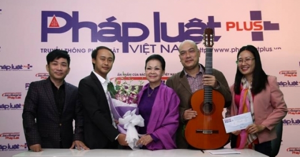 Danh ca Khánh Ly trao 10 triệu đồng cho quỹ từ thiện Nhịp cầu Plus