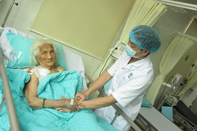 Bệnh nh&acirc;n 102 tuổi đ&atilde; dẫn hồi phục sức khỏe sau phẫu thuật (Ảnh:BV cung cấp).