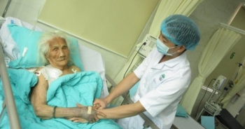 Bà cụ 102 tuổi được phẫu thuật nối xương đùi