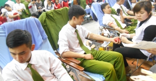 Công an Hà Nội hăng hái hiến máu cứu người