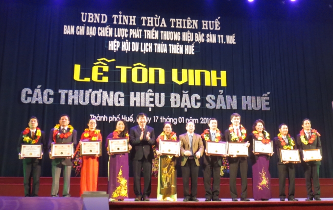 10 đại diện cho 10 thương hiệu đặc sản Huếnhận bằng chứng nhận kỉ lục Việt Nam.