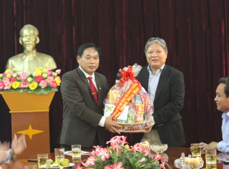 Bộ trưởng H&agrave; H&ugrave;ng Cường tặng lẵng hoa ch&uacute;c mừng năm mới Huyện ủy Quảng B&igrave;nh