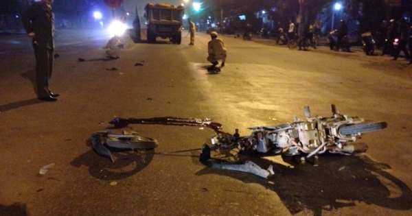 Hà Tĩnh: Xe máy lao vào xe tải, hai người thương vong