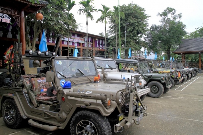 D&agrave;n xe Jeep