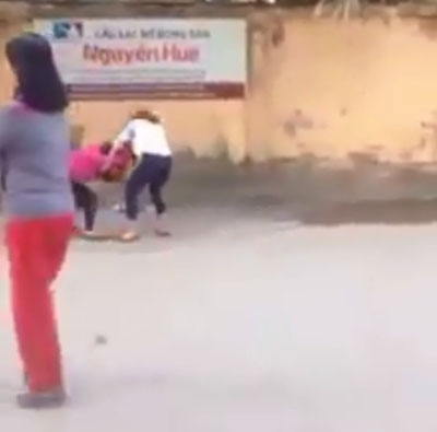 H&agrave; Nội: Phẫn nộ 2 nữ sinh t&uacute;m t&oacute;c, vật lộn giữa cổng trường
