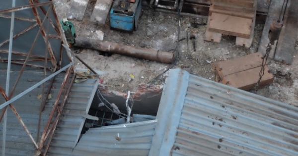 TP HCM: Giàn ép cột bê tông 10 tấn đổ sập đè ngân hàng Eximbank