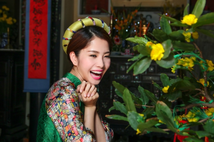 Nụ cười tỏa nắng m&ugrave;a Xu&acirc;n của hoa kh&ocirc;i Nam Em trong MV Tết sang