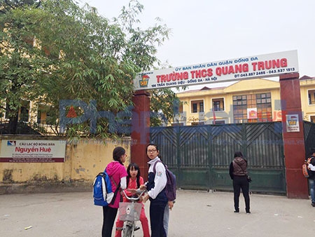 Cổng trường THCS Quang Trung (Đống Đa, H&agrave; Nội) - nơi xảy ra vụ việc. Ảnh: Loan Bảo.