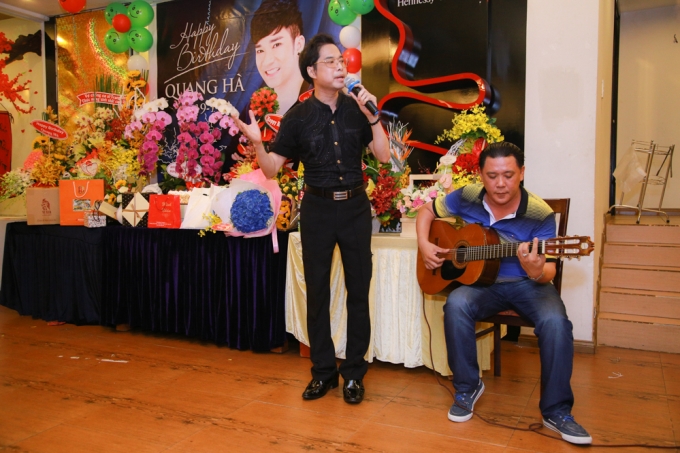 Ca sĩ Ngọc Sơn cũng gửi tặng Quang H&agrave; một b&agrave;i h&aacute;t trong tiệc sinh nhật