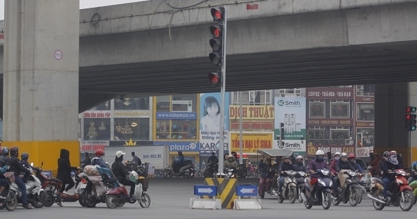“Chướng tai gai mắt” vì cột đèn giao thông giữa đường