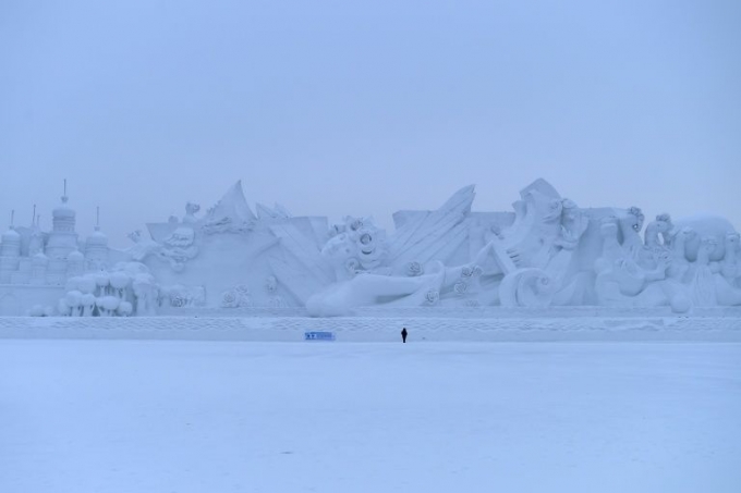 Tuyết phủ trắng x&oacute;a. (Ảnh:AFP)