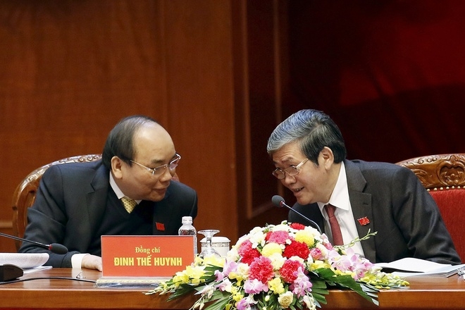 Trưởng ban Tuy&ecirc;n gi&aacute;o Trung ương Đinh Thế Huynh (phải) v&agrave; Ph&oacute; thủ tướng Nguyễn Xu&acirc;n Ph&uacute;c.  (Ảnh: Reuters)